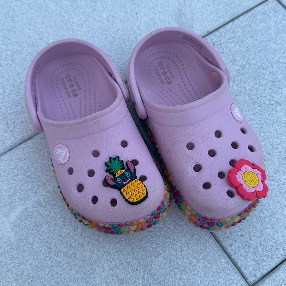 Toddler girls size 9 pink crocs